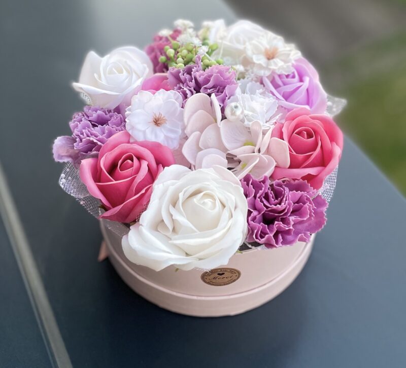 Romance Pastel – Coffret de fleurs en savon multicolores