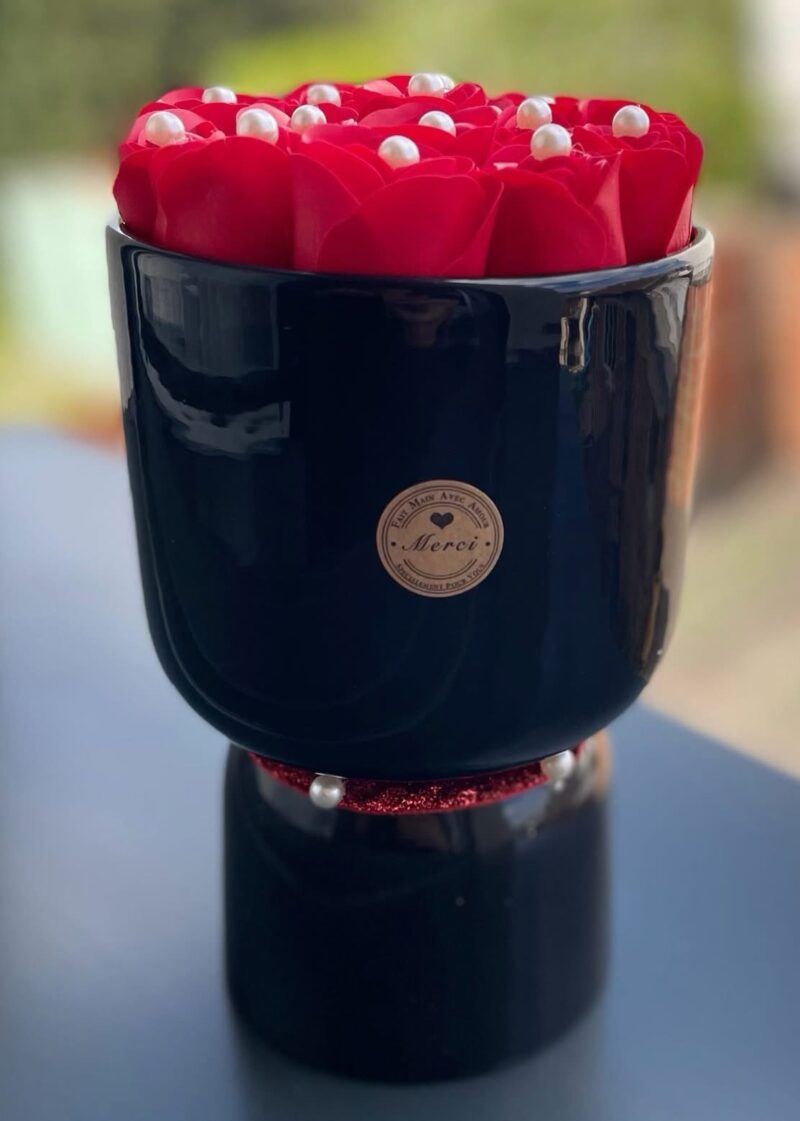 Élégance Rouge – Roses en savon dans vase noir perlé – Image 2