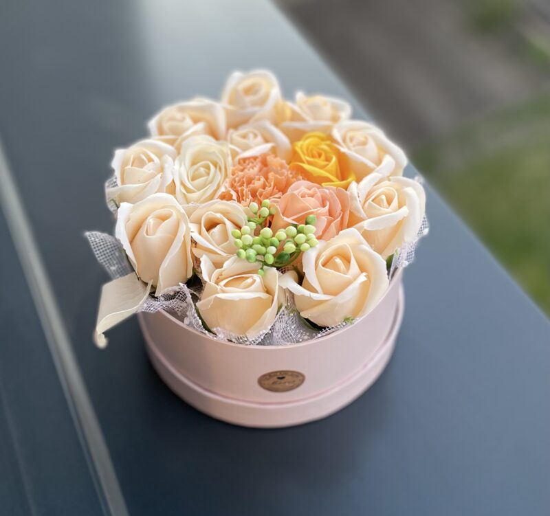 Boîte florale Soleil Doux – Fleurs en savon