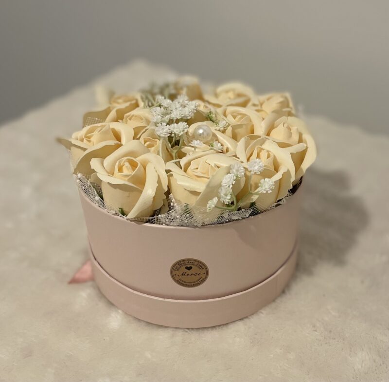 Boîte florale Élégance Ivoire – Fleurs en savon – Image 2