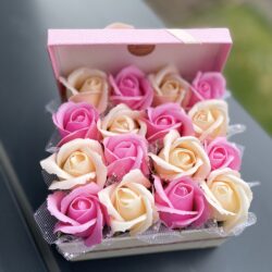 Élégance Florale – Coffret de 16 Roses en Savon