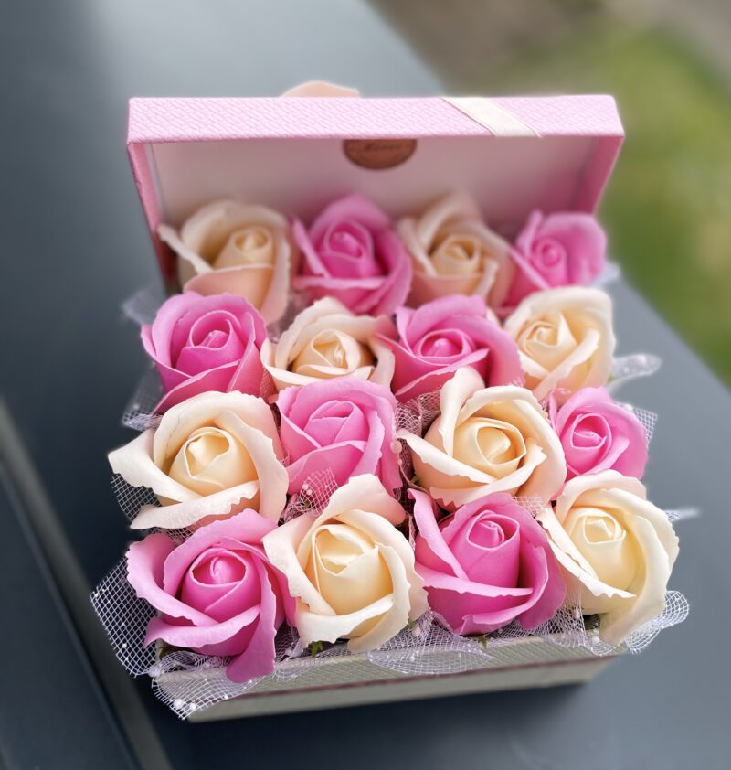 Élégance Florale – Coffret de 16 Roses en Savon