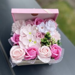 Élégance Printanière – Fleurs en savon dans une boîte rose