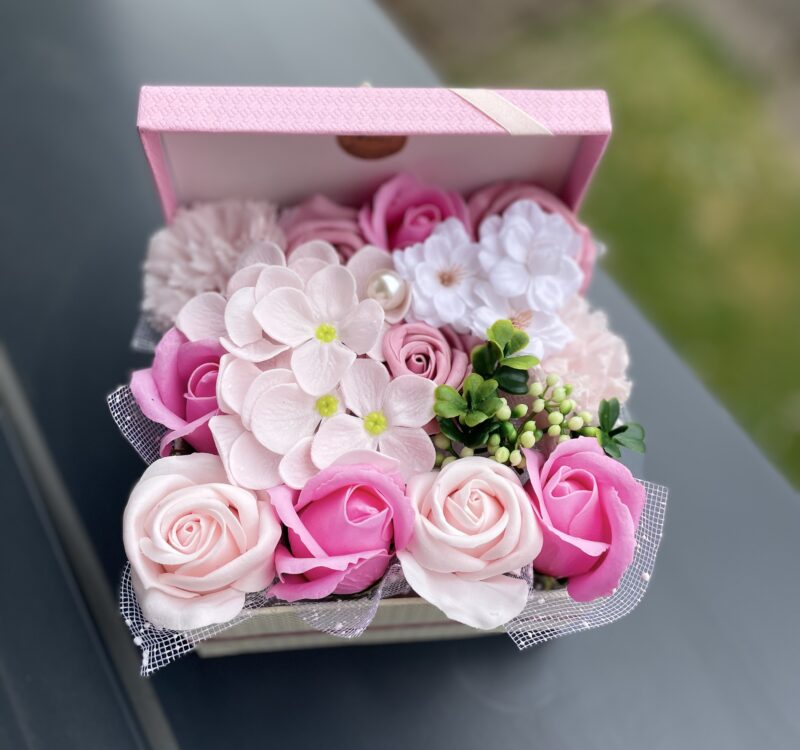 Élégance Printanière – Fleurs en savon dans une boîte rose
