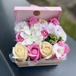 Douceur Pastel – Fleurs en savon dans une boîte cadeau rose