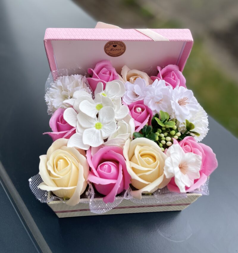 Douceur Pastel – Fleurs en savon dans une boîte cadeau rose