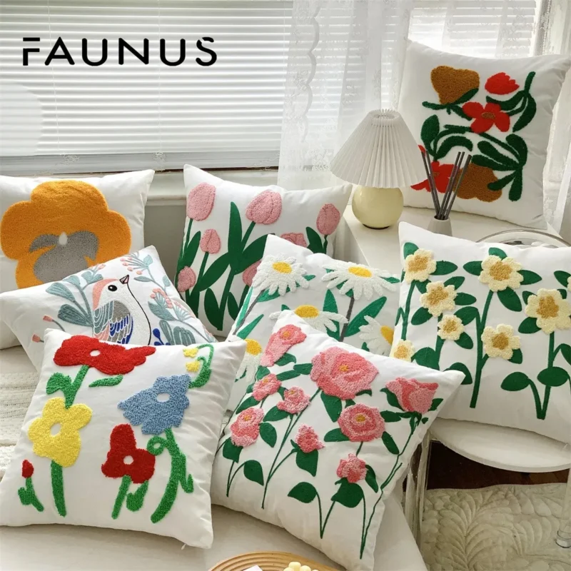 Housse de coussin brodée – Fleurs de Jardin