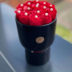 Élégance Rouge – Roses en savon dans vase noir perlé