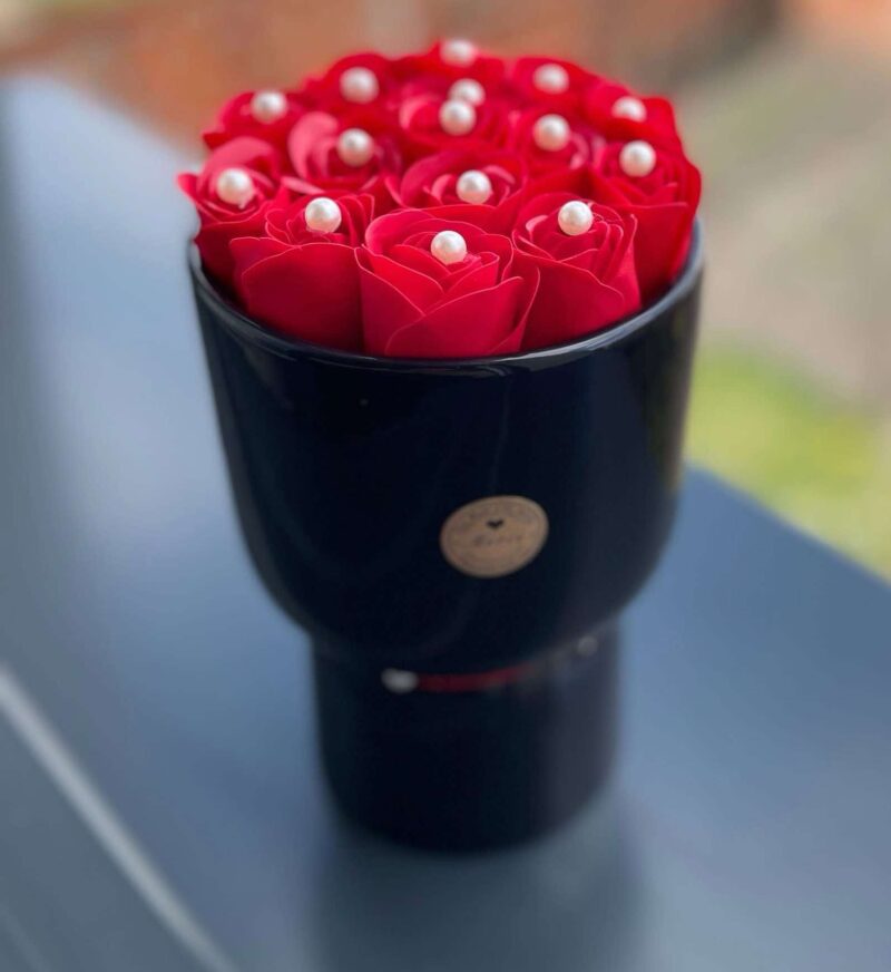 Élégance Rouge – Roses en savon dans vase noir perlé