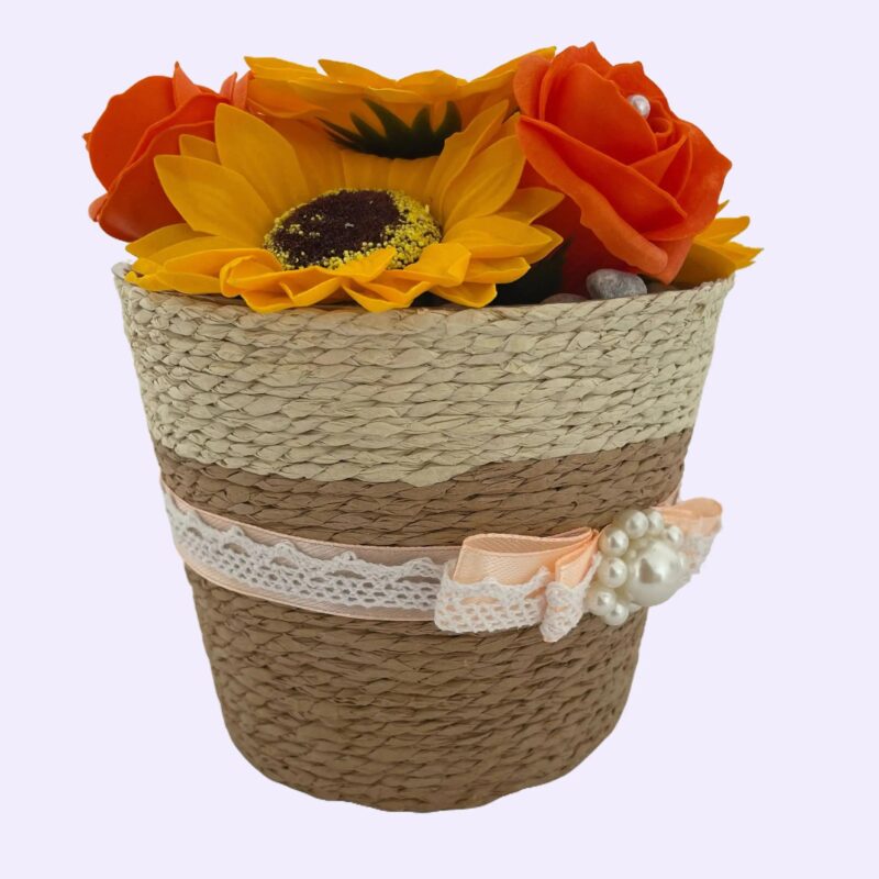 Panier fleuri en jute – Fleurs orange et tournesols – Image 2